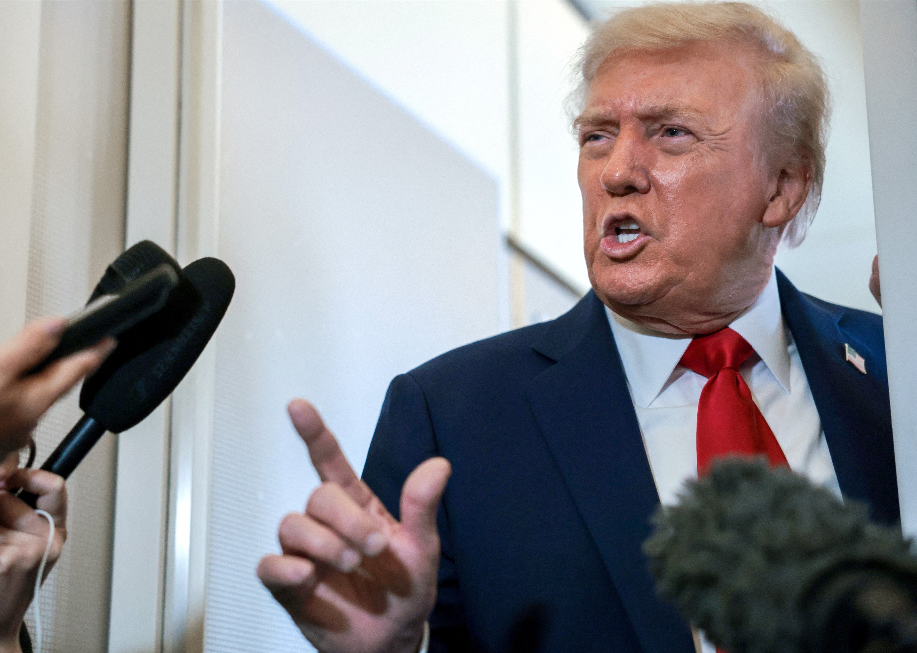 Trump anuncia que baniu CNN, MS NOW e Politico da Casa Branca 