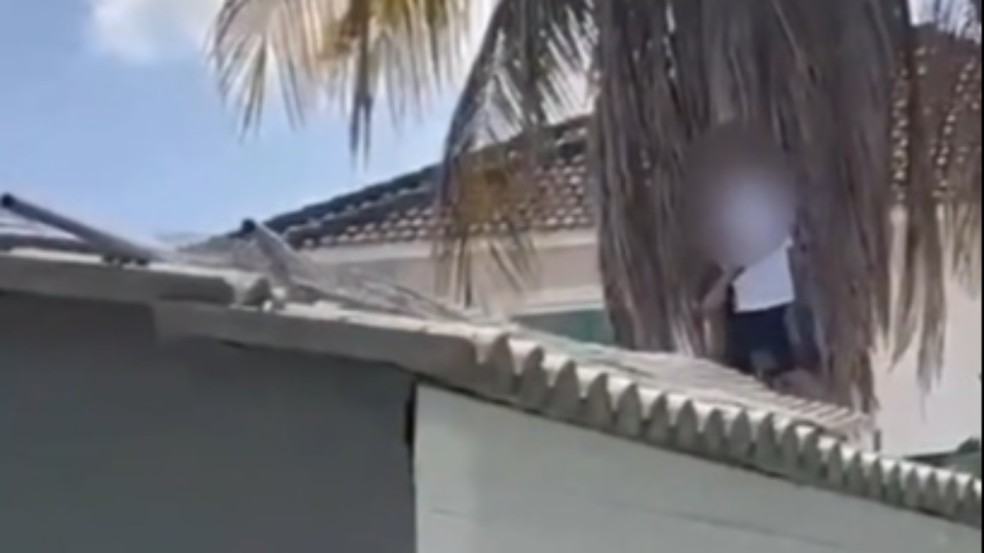 Alexandro foi filmado andando por cima de muros e telhados — Foto: Reprodução