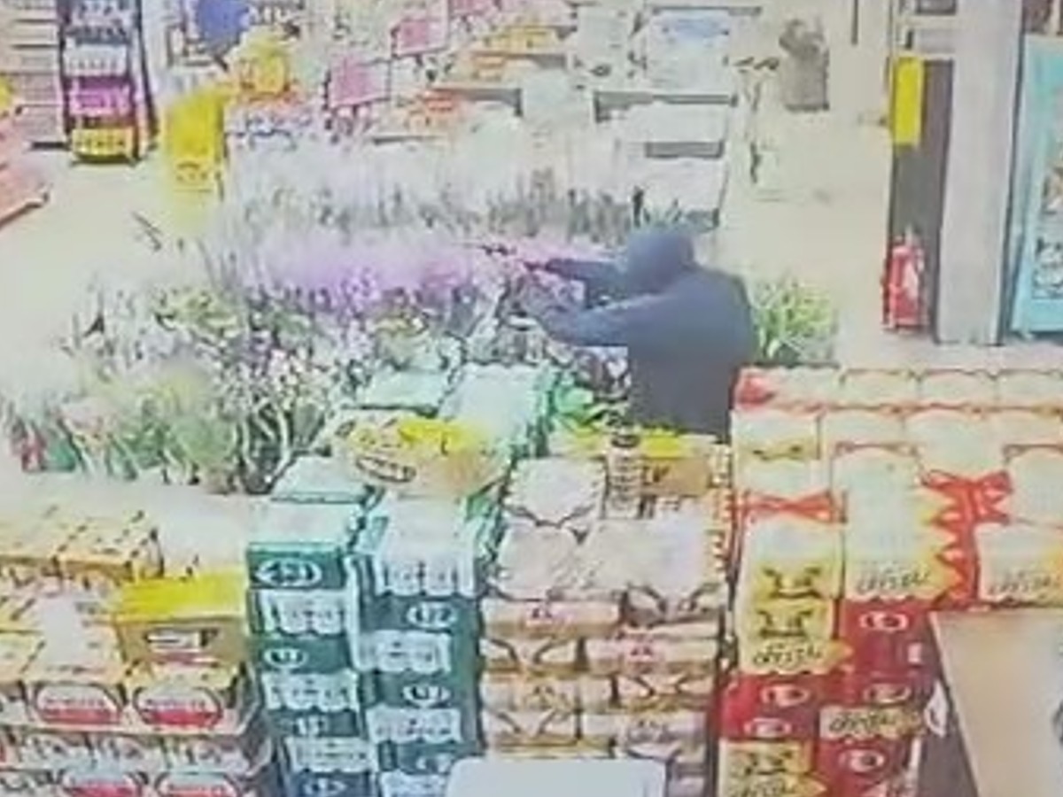 Ação de trio que roubou supermercado no Bairro Mansour durou menos de 2 minutos; veja o vídeo