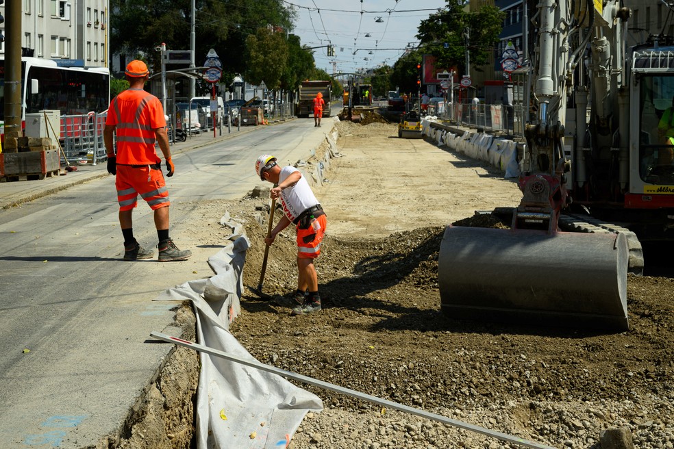 Trabalhadores da constru��o civil atuam sob altas temperaturas durante uma onda de calor em Viena, na �ustria, nesta segunda-feira (3). � Foto: Elisabeth Mandl/Reuters