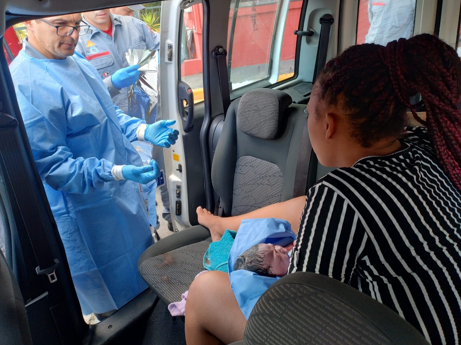 Bebê nasce dentro de carro após bombeiros fazerem parto de emergência em Suzano