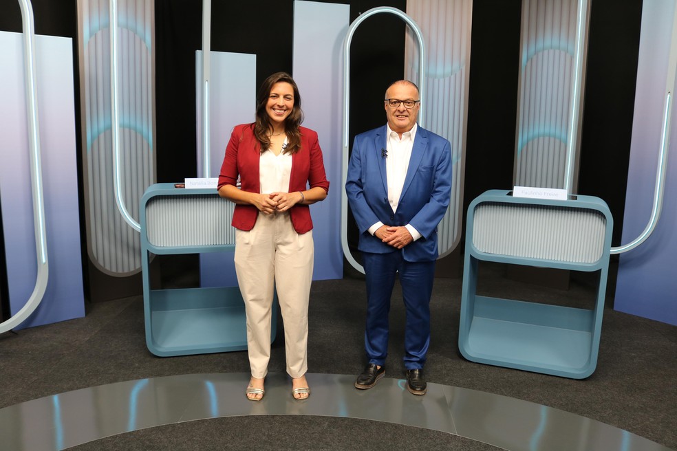 Os candidatos à prefeitura de Natal Natália Bonavides (PT) e Paulinho Freire (União) já estão no estúdio da Inter TV para o debate do 2º turno — Foto: Augusto César Gomes/g1