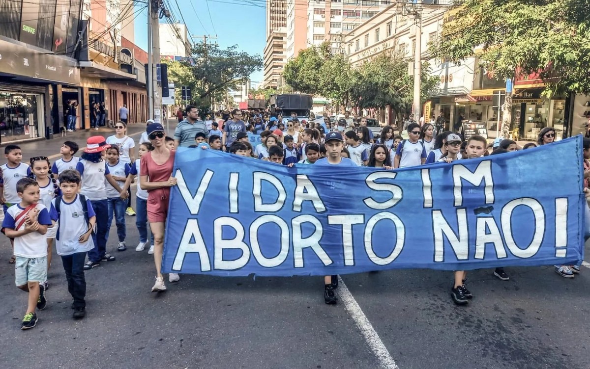 Alunos de escolas municipais participam de ato contra aborto, em ...