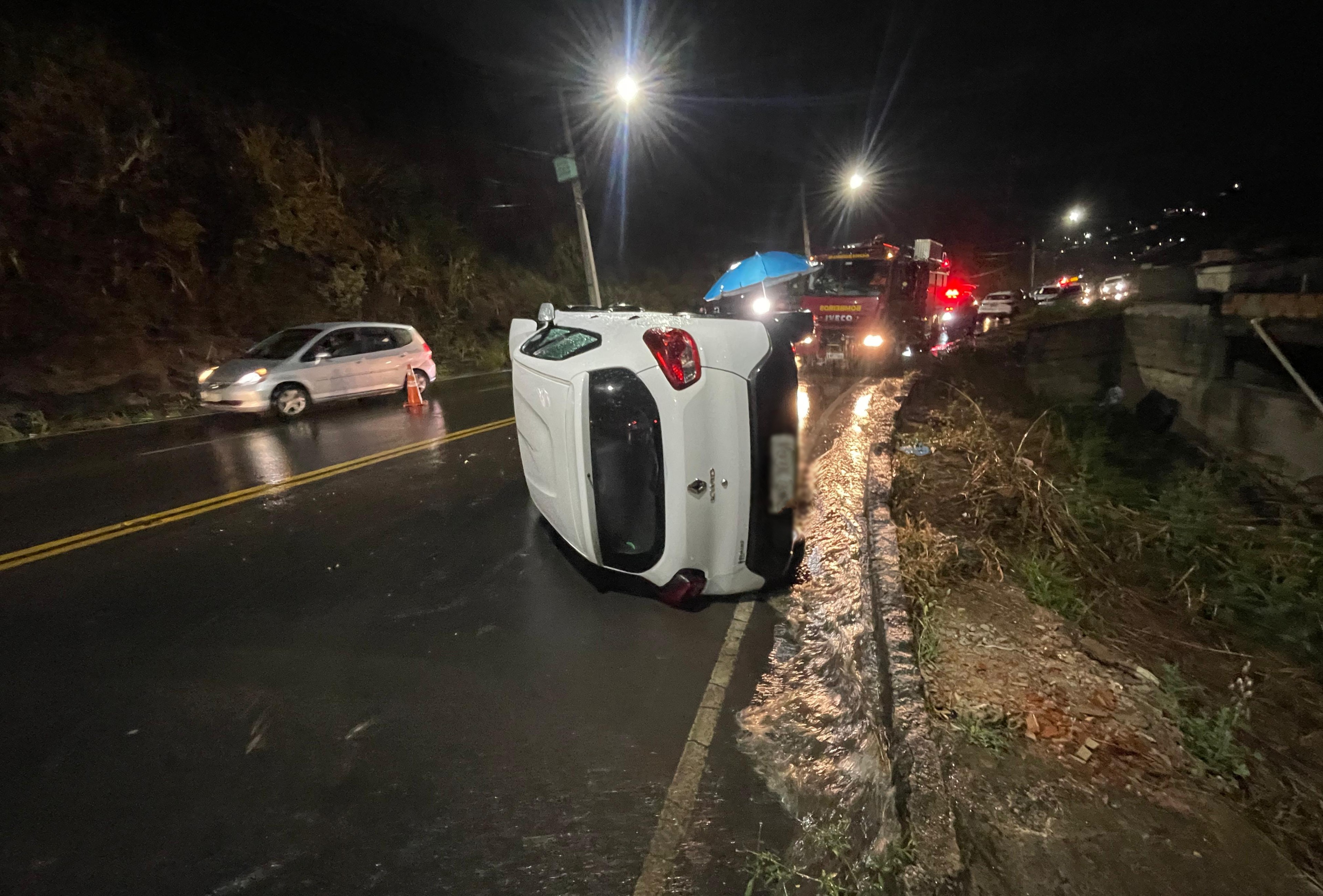 Carro desliza em mancha de óleo e tomba na Serra do Bandeirantes, em Juiz de Fora