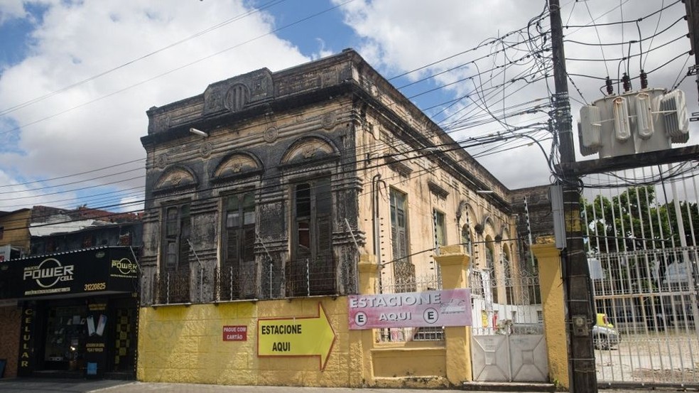 Casarão dos Gondim, prédio em processo de tombamento, foi demolido para dar lugar a estacionamento no Centro de Fortaleza — Foto: Arquivo SVM