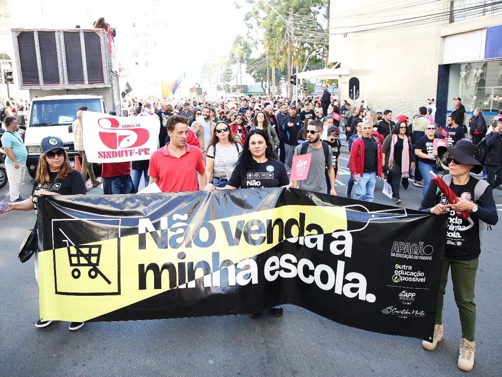 Colégios estaduais do Paraná recebem alunos no primeiro dia de greve dos professores no Paraná — Foto: Giuliano Gomes/PR Press