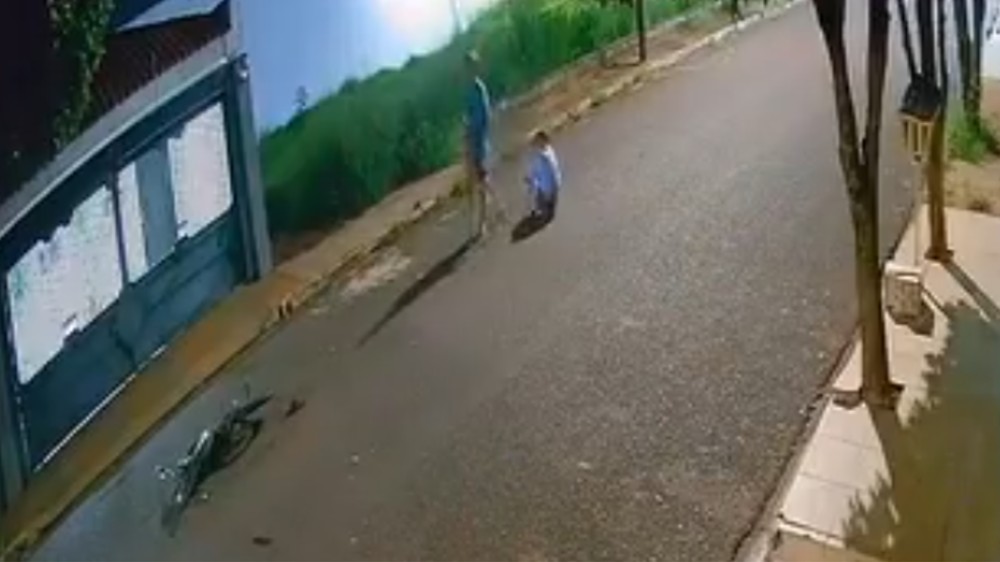 Araçatuba-SP: Carro bate contra bicicleta, irmãos adolescentes caem no asfalto e motorista foge sem prestar socorro