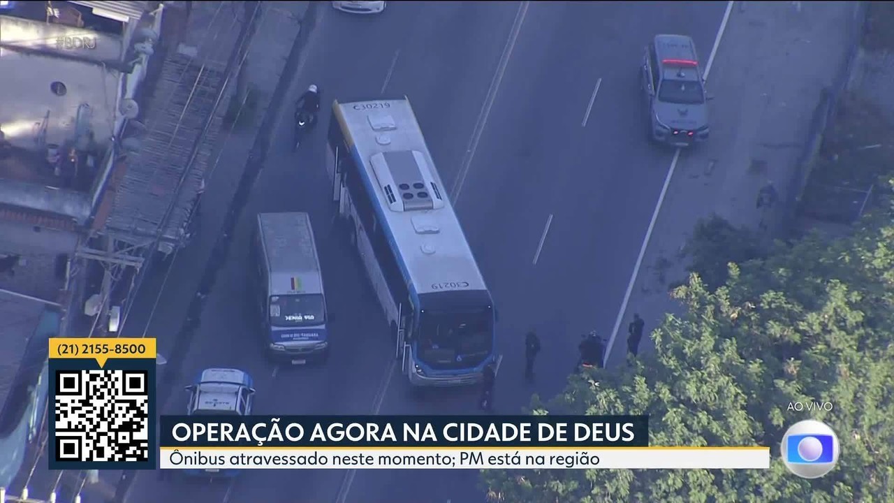 Criminosos usam 5 ônibus como barricadas durante operação da PM na Cidade de Deus, Zona Sudoeste do Rio