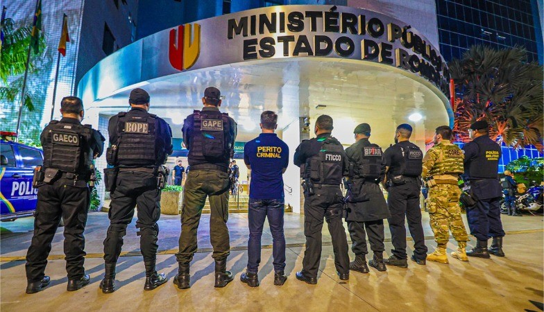 Suspeitos de ostentar armas, dinheiro e drogas nas redes sociais são alvos de operação em RO