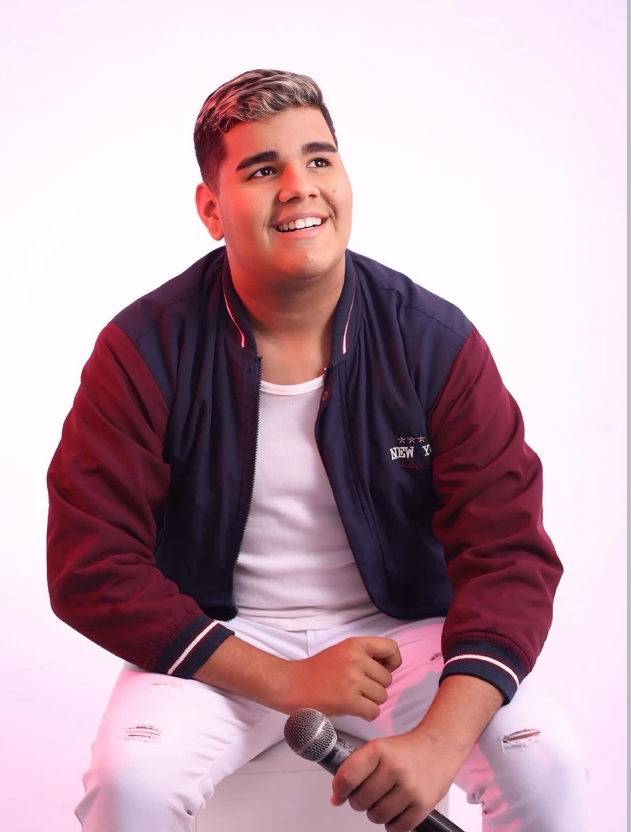 Cantor e compositor ganha destaque com trajetória inspiradora