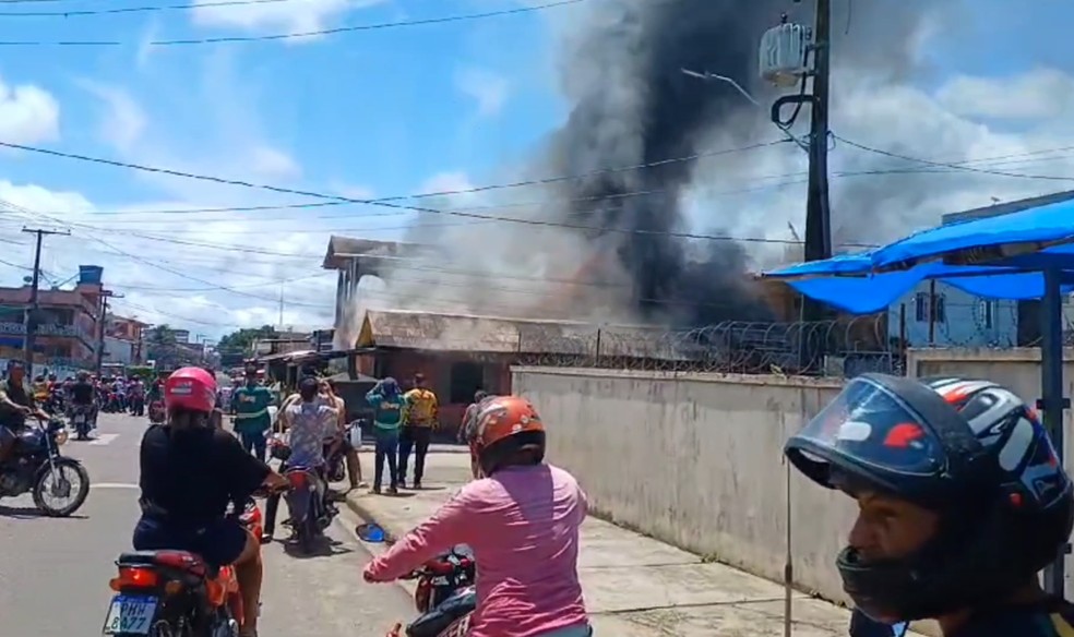 Incêndio atinge três casas em Tefé, no interior do Amazonas — Foto: Reprodução