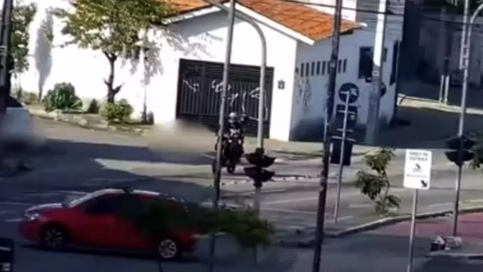 Condutor, de 17 anos, e passageiro, de 15 anos, foram apreendidos após fugirem da polícia em moto a 120 km/h, no Bairro Benfica, em Fortaleza, — Foto: SSPDS/ Divulgação