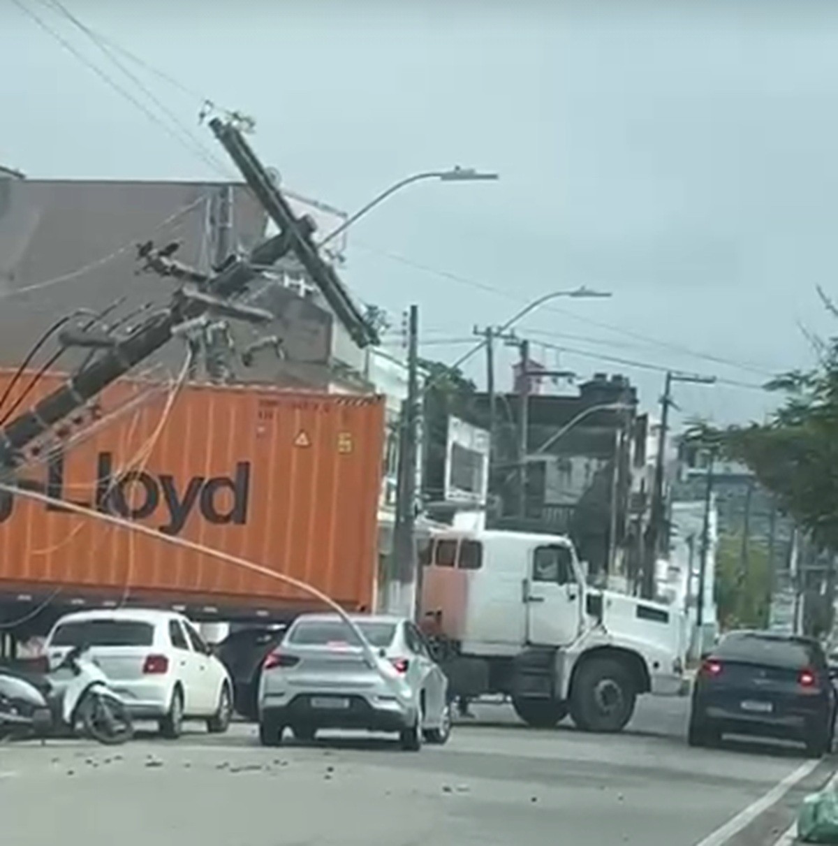 Caminhão puxa fiação elétrica e deixa poste pendurado no centro de Maceió
