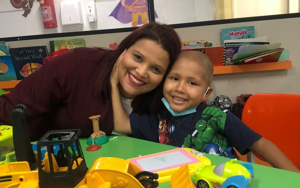 A terapeuta ocupacional Márcia Larissa e o pequeno Arthur Gabriel. — Foto: Arquivo Pessoal