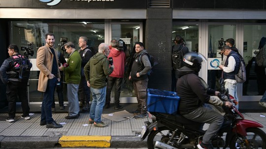 Escritórios de envolvidos em suposto esquema de propina envolvendo irmã de Milei na Argentina são revistados em operação - Policiais foram até quatro locais, da Agência Nacional de Deficiência (Andis) e da distribuidora Suiza Argentina, nesta sexta-feira (29).