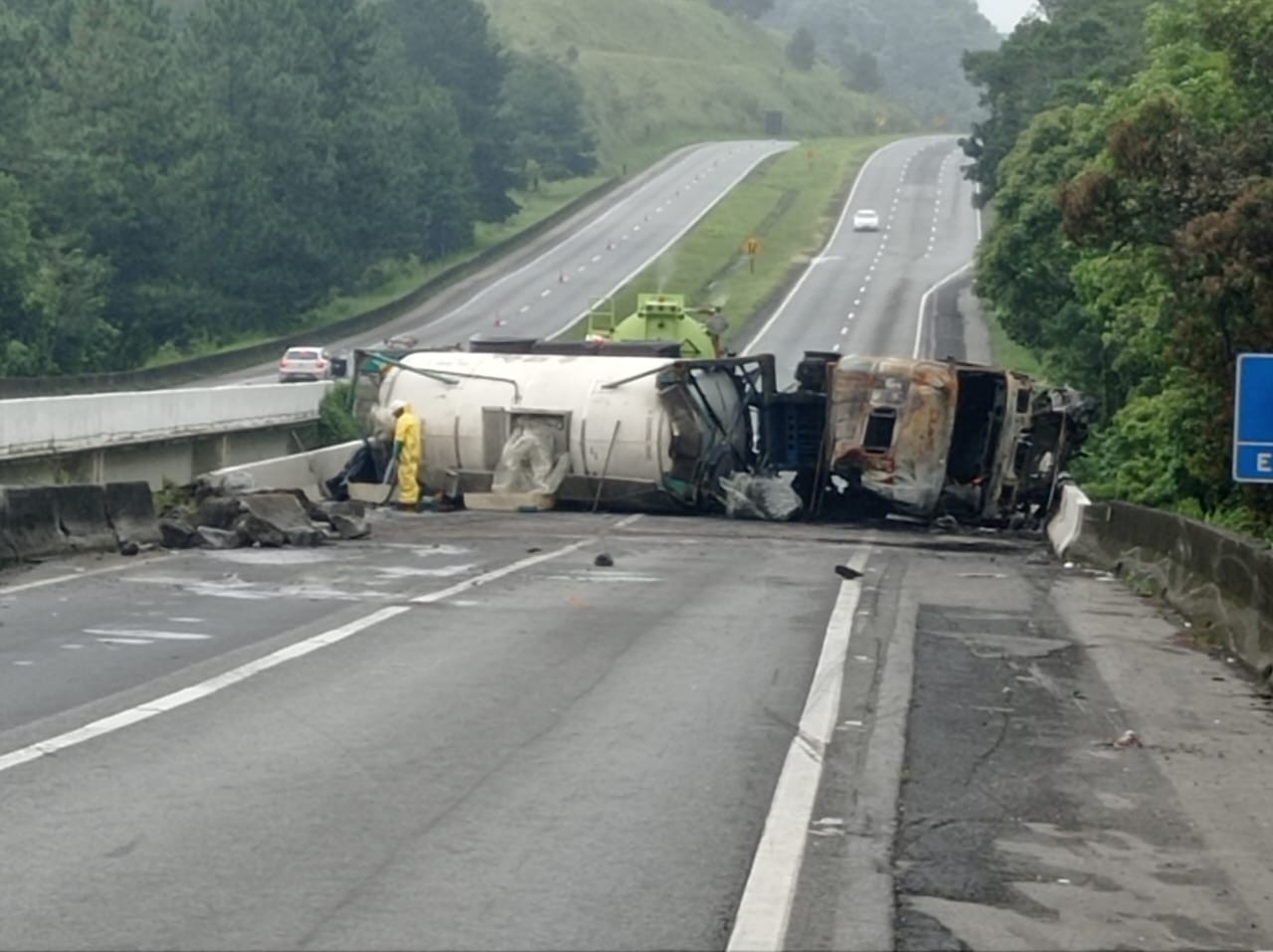 Carreta carregada com ácido acrílico tomba na BR-116, em Campina Grande do Sul e interdita pista no sentido a Curitiba 