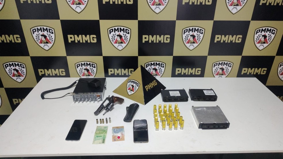 Golpe do falso frete termina com bandidos presos, al&eacute;m de arma e muni&ccedil;&otilde;es apreendidas em Uberl&acirc;ndia &mdash; Foto: PM/Divulga&ccedil;&atilde;o