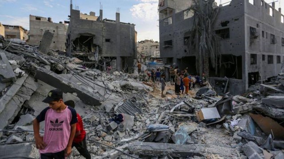 Bombardeios israelenses reduziram partes da Faixa de Gaza a escombros. — Foto: GETTY IMAGES