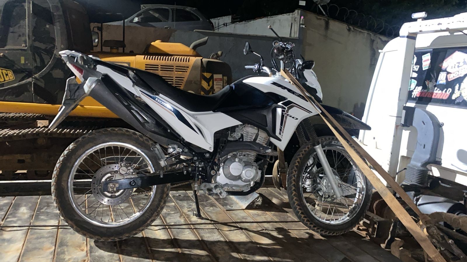 Motociclista invade calçada, atropela idosa e foge sem prestar socorro; VEJA VÍDEO