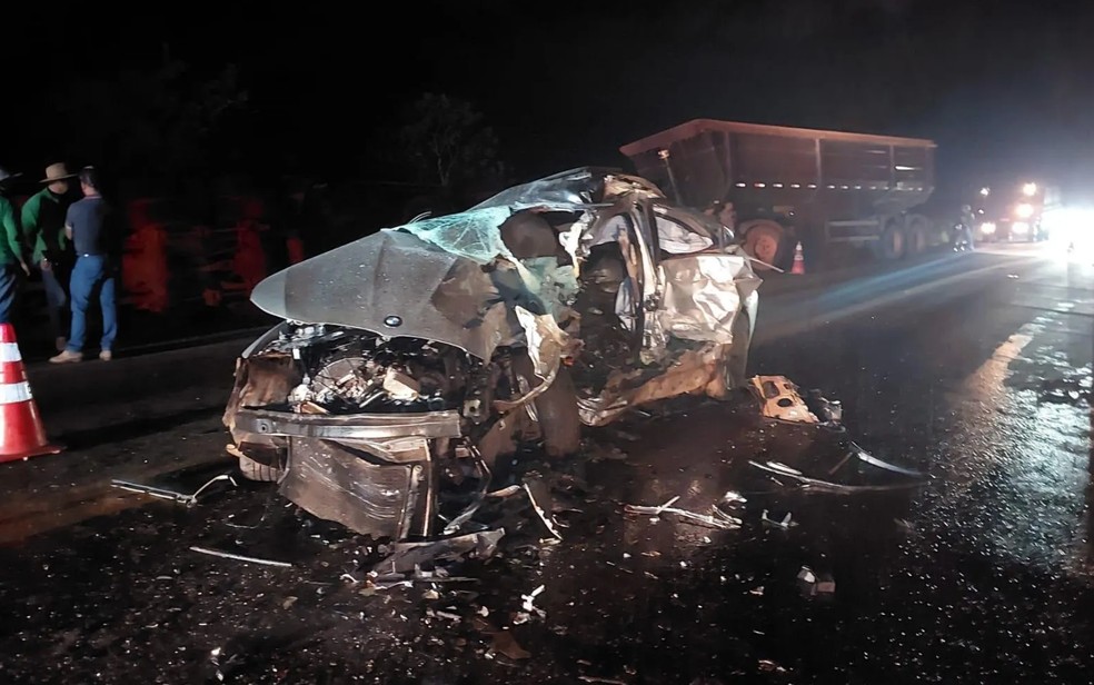 Carro ficou totalmente destrudo aps acidente na GO-010 em Silvnia  Foto: Corpo de Bombeiros/Divulgao