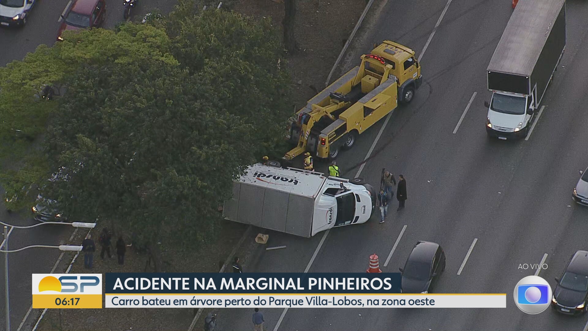 Caminhão tomba na Marginal do Pinheiros após ser atingido por motorista embriagado que fugiu do local