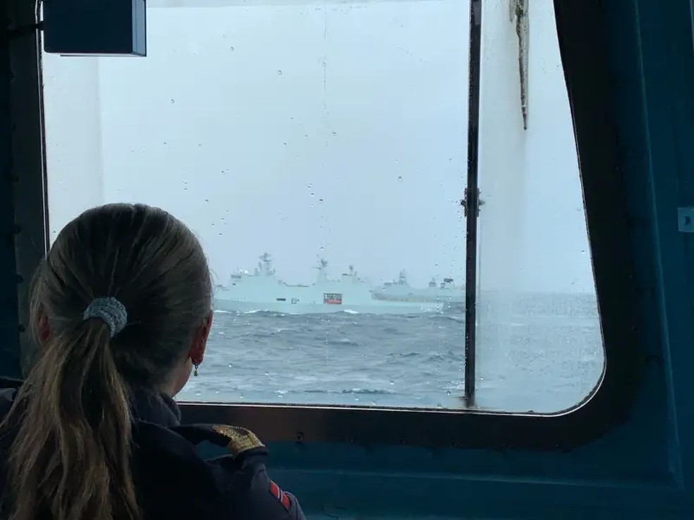Recrutas observam outros navios de guerra da Otan a bordo da fragata norueguesa Otto Sverdrup. — Foto: BBC