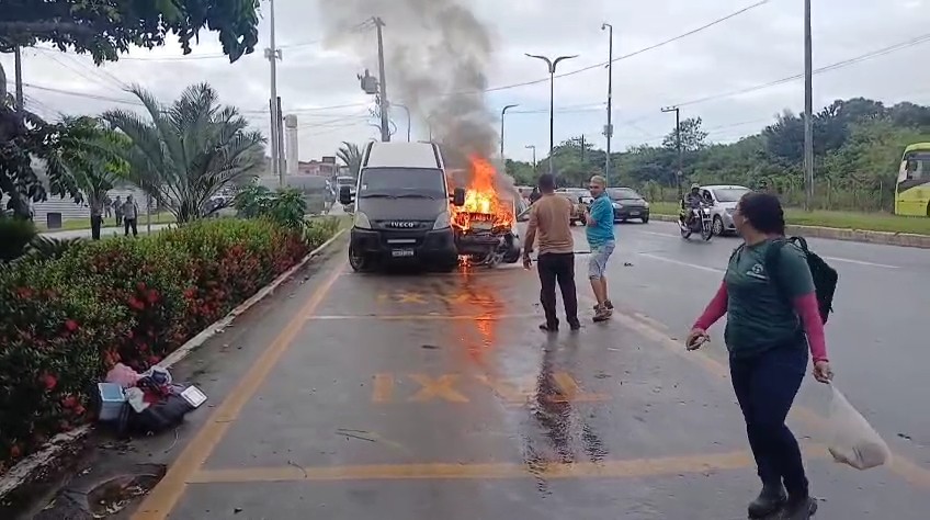 Carro bate em van e pega fogo na Avenida dos Franceses, em São Luís