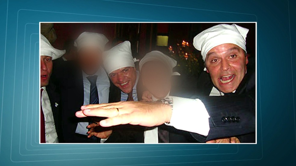 Fernando Cavendish e Wilson Carlos em uma das fotos da reunião que ficou conhecida como "farra dos guardanapos" — Foto: Reprodução/TV Globo