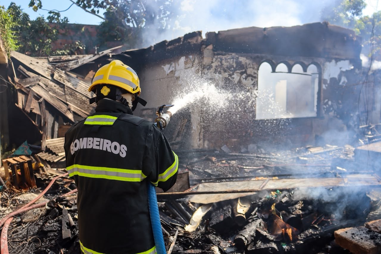 Incêndio destrói casa em Itacoatiara após morador tentar afastar mosquitos com fumaça