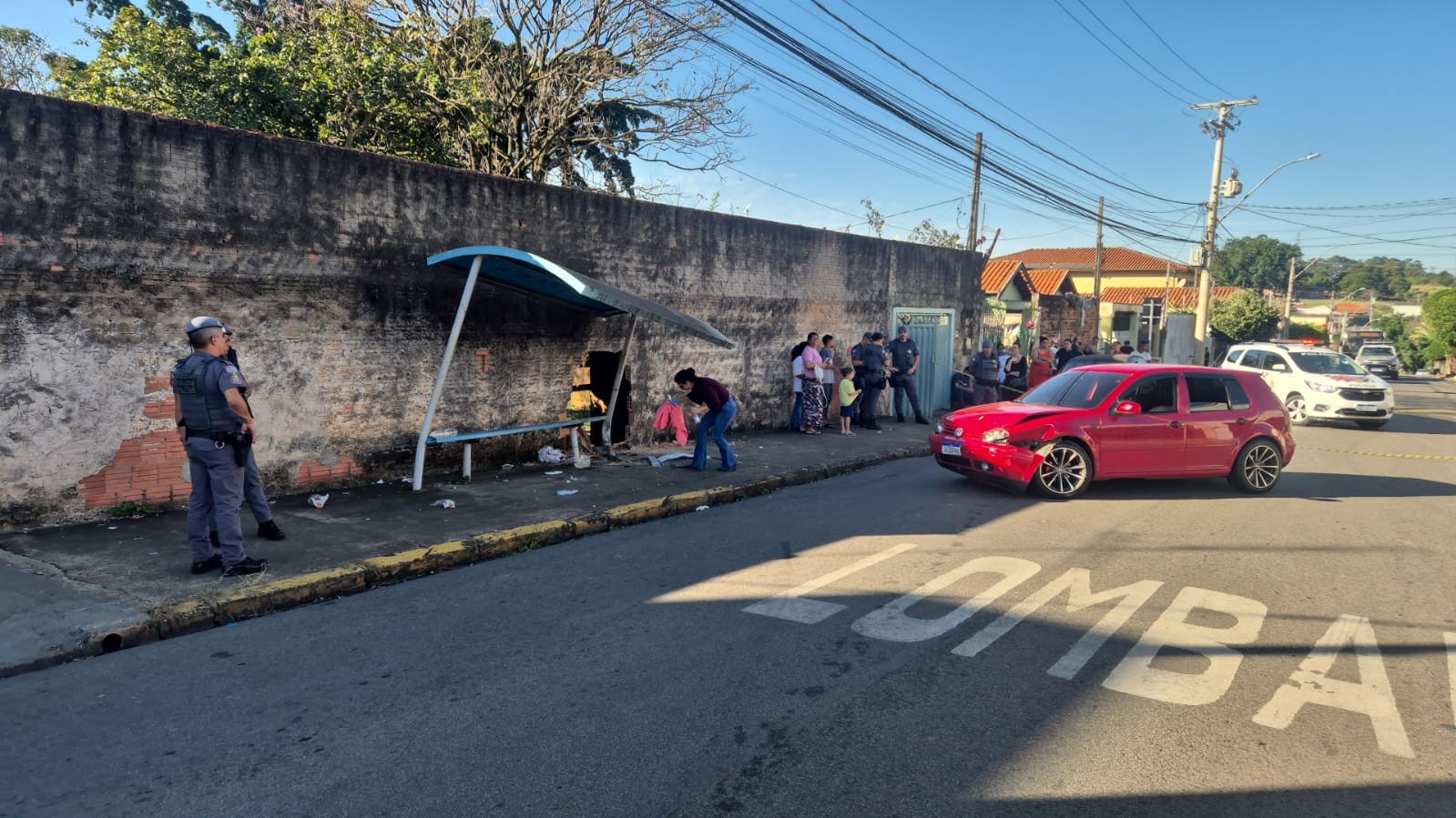 Carro atropela três adolescentes em ponto de ônibus em Piracicaba