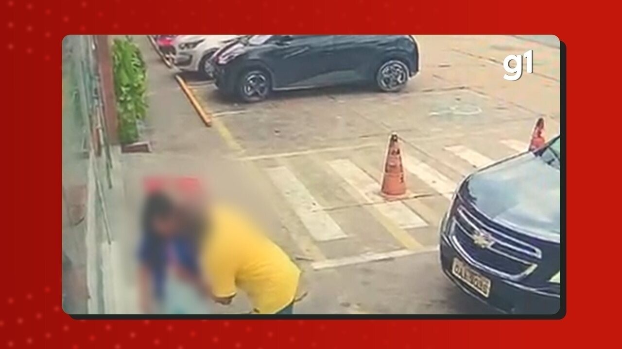 Idoso com Alzheimer tenta beijar criança à força em frente a supermercado em Manaus; VÍDEO