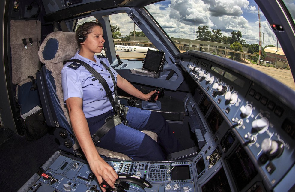 Capitão da Força Aérea Brasileira, Carla Borges é primeira mulher a pilotar o avião presidencial — Foto: Sargento Manfrim/FAB