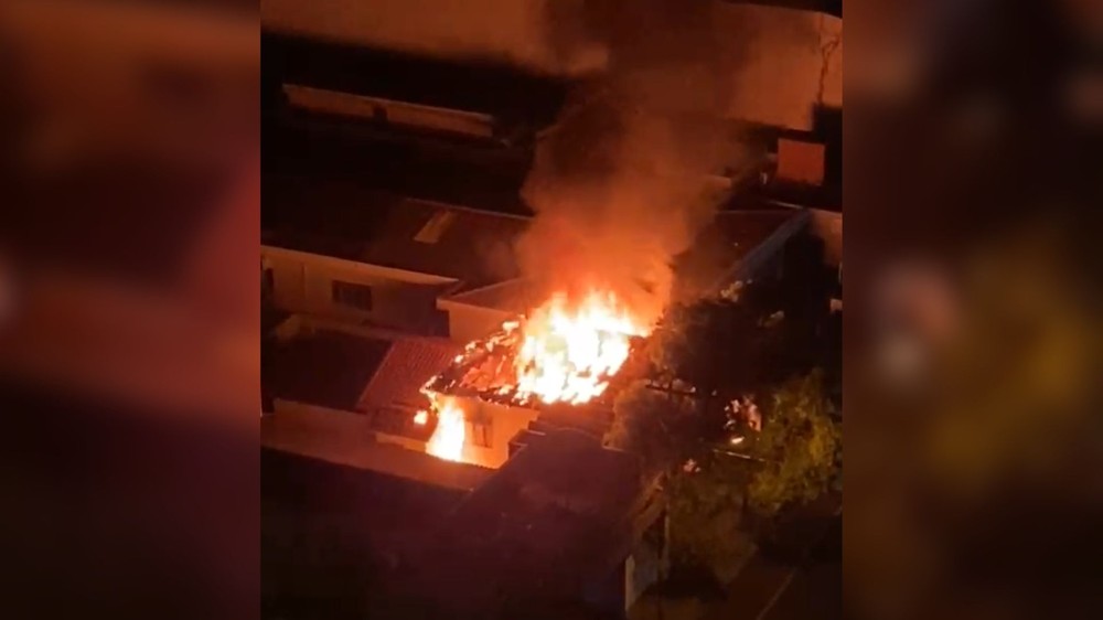 Policial de folga e bombeiro ficam feridos após parte de laje desabar em combate a incêndio em casa