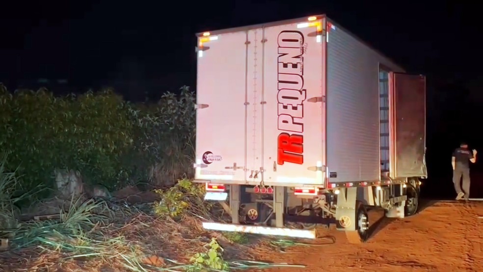 Caminhão que transportava a carga foi abandonado pelos criminosos — Foto: Portal eLimeira