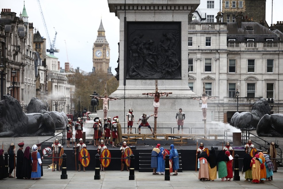 Encenação da Paixão de Cristo na Trafalgar Square, em Londres — Foto: Henry Nicholls/AFP