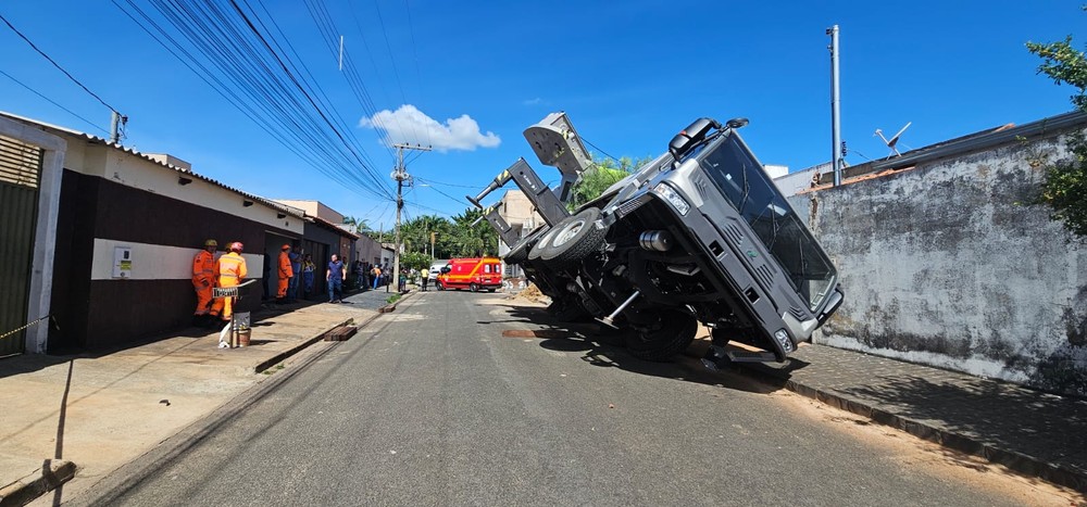Guindaste tomba em cima de casa no Bairro Laranjeiras, em Uberlândia