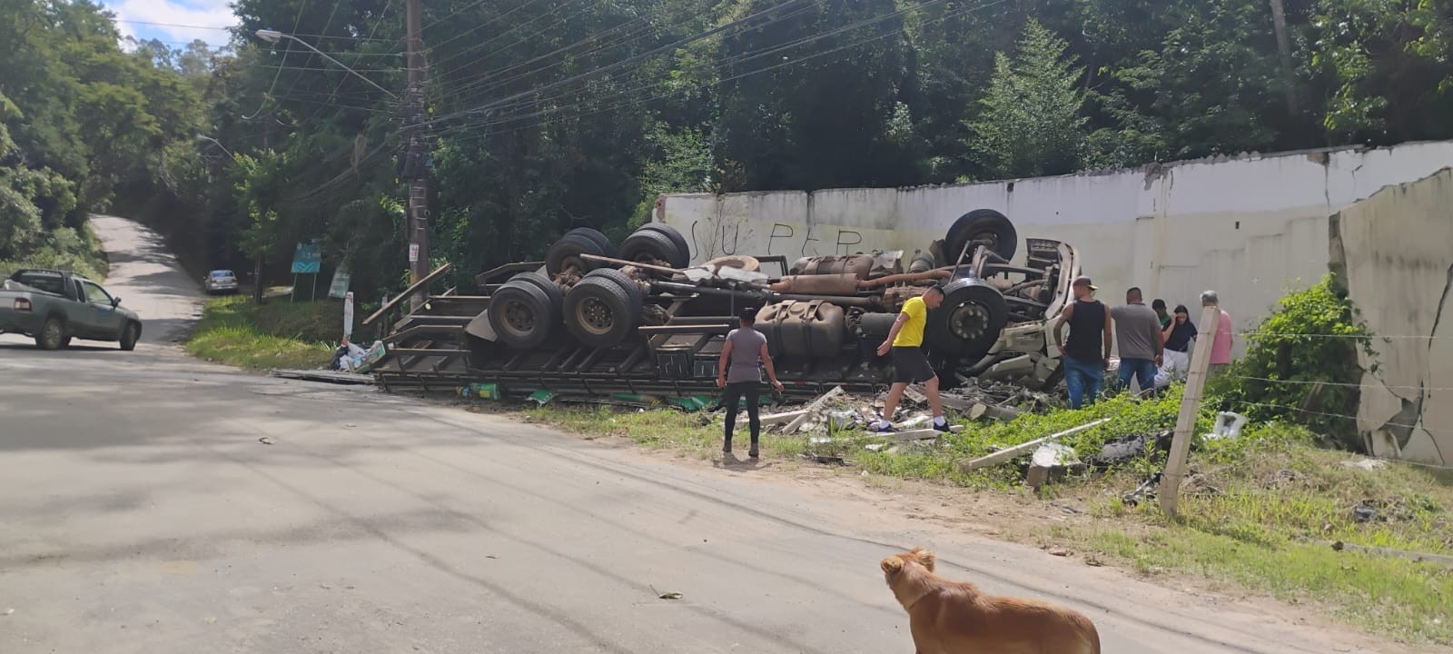 Caminhão tomba em estrada de Mogi das Cruzes e deixa dois feridos