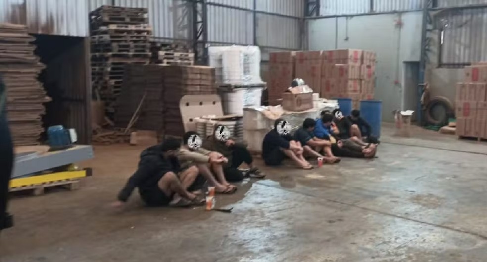 1 de 3
Trabalhadores s&atilde;o resgatados de f&aacute;brica clandestina de cigarros &mdash; Foto: Minist&eacute;rio P&uacute;blico do Trabalho