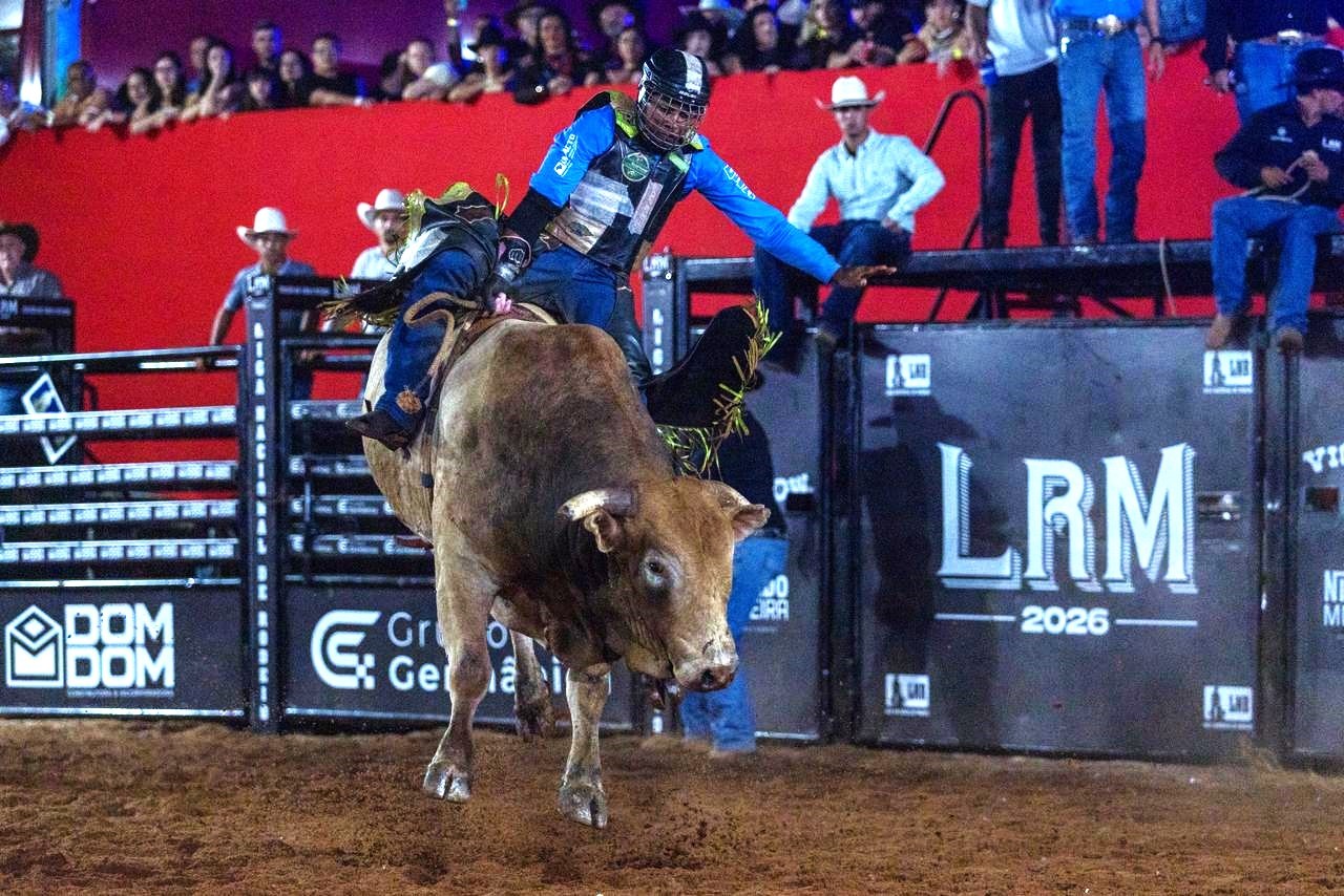 Público acompanha final da prova de montaria durante a última noite do Limeira Rodeo Music — Foto: Thomaz Marostegan/g1