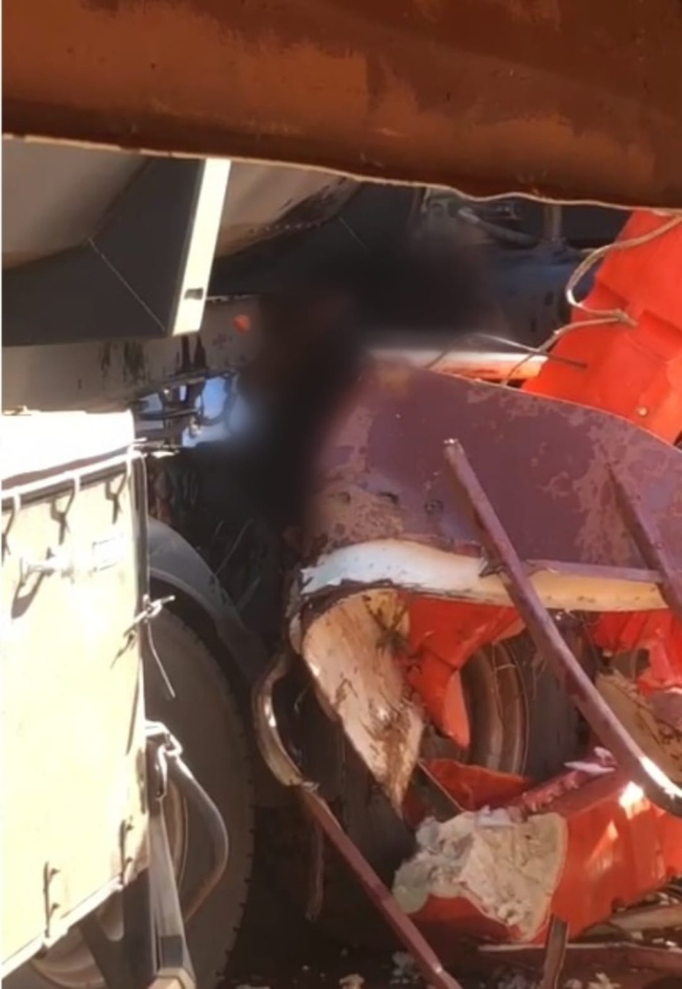 Mulher ficou presa entre o caminhão e a estrutura — Foto: Reprodução/Redes Sociais