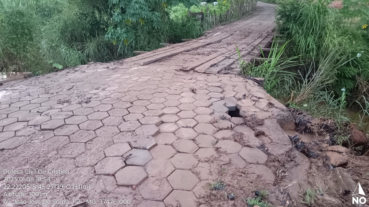 Chuva causa interdição de ponte e queda de árvores no Sul de Minas