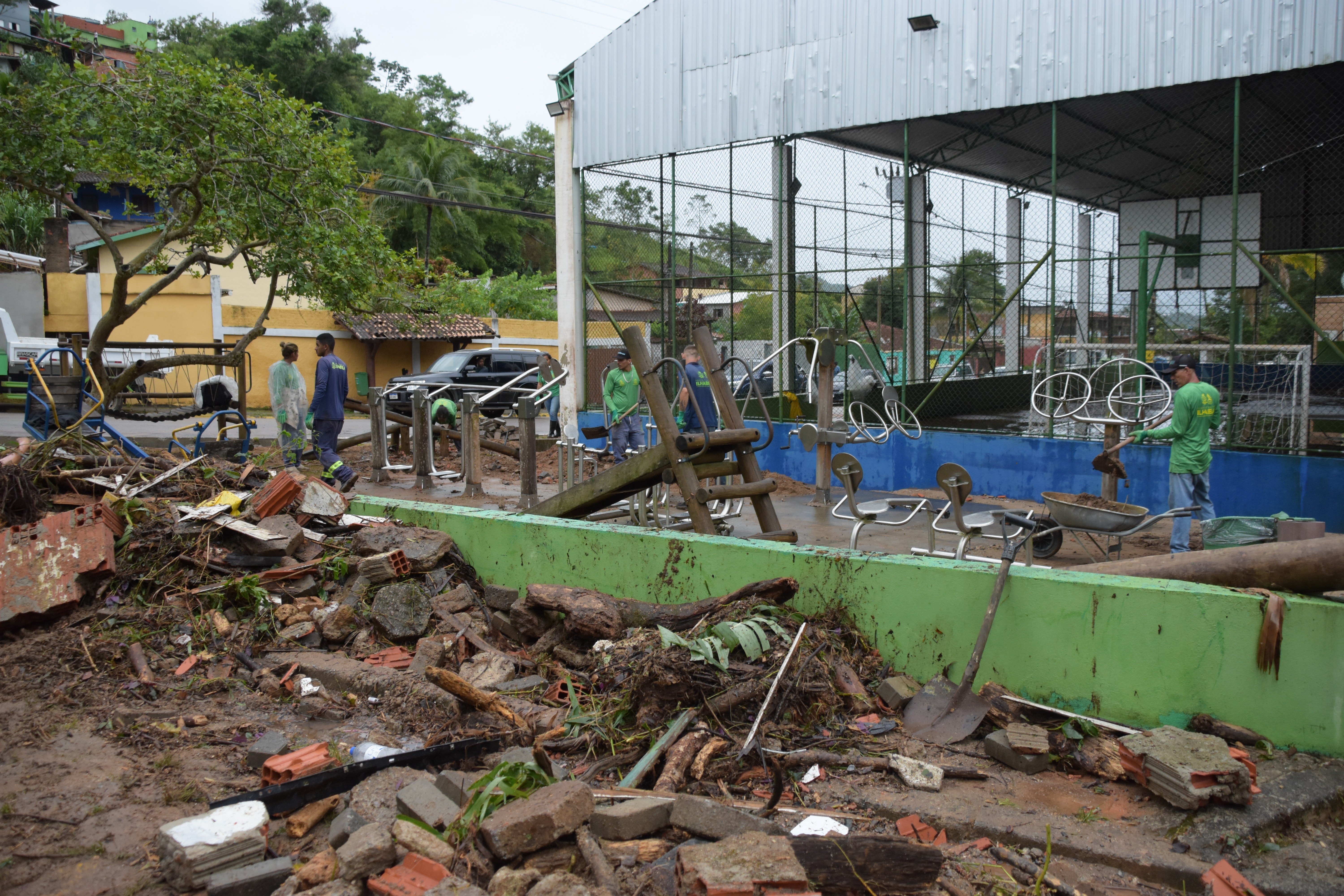 Ilhabela abre seis escolas para acolher desabrigados e pede doações para famílias atingidas pela chuva; saiba como ajudar