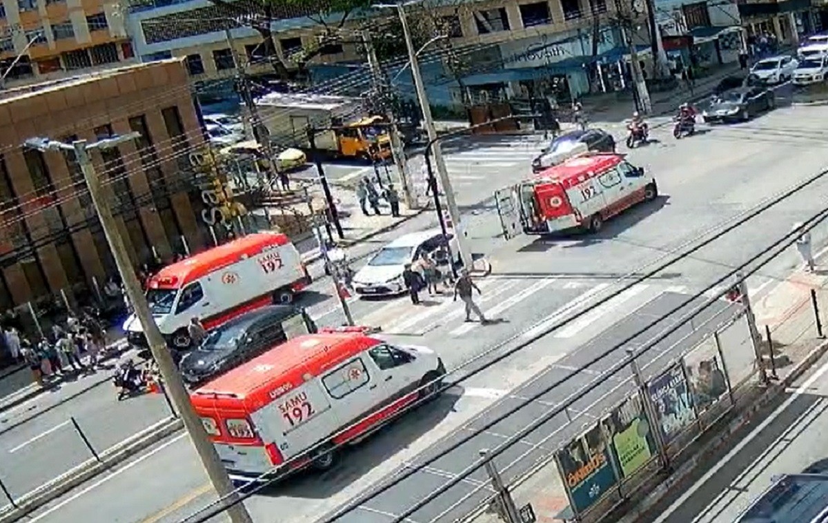 Idoso é atropelado por moto na Avenida Rio Branco, em Juiz de Fora; VÍDEO