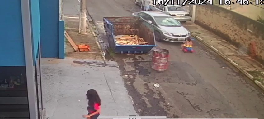 VÍDEO: menina que brincava na rua sobrevive após ser atropelada e arrastada no interior de SP; imagem é forte