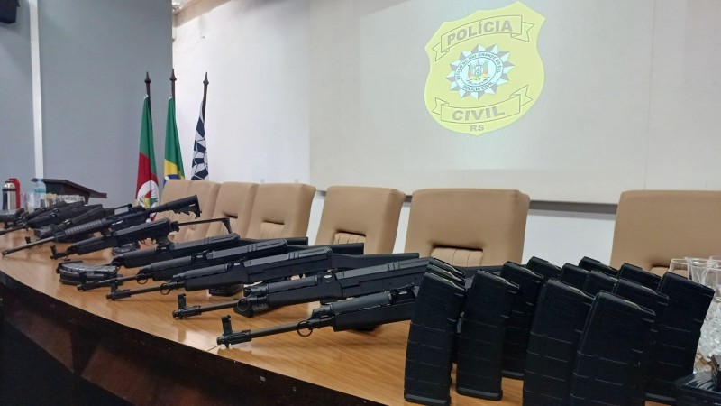 Polícia apreende 14 fuzis escondidos em piso de casa em São Leopoldo; veja vídeo  