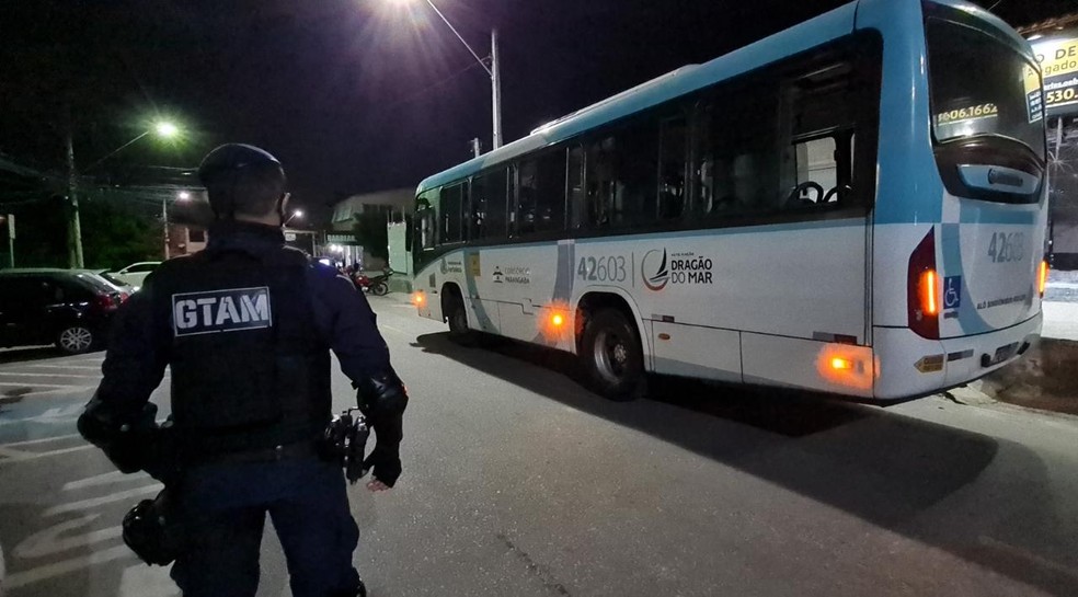 Passageiro reage a assalto em ônibus e fica com faca cravada na cabeça, em Fortaleza — Foto: Reprodução
