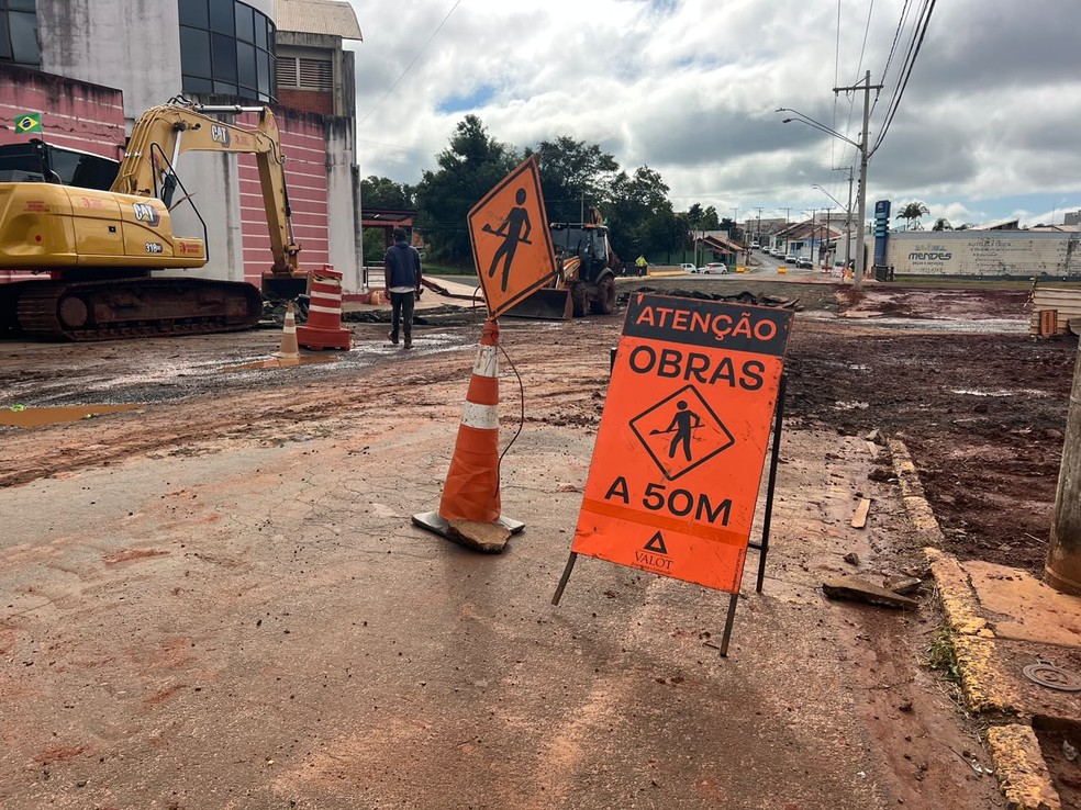 1 de 3
Um trecho da Avenida Doutor Vital Brasil est&aacute; interditado nesta ter&ccedil;a-feira (16) para a constru&ccedil;&atilde;o de uma nova rotat&oacute;ria &mdash; Foto: Marcos Pelegatti/TV TEM