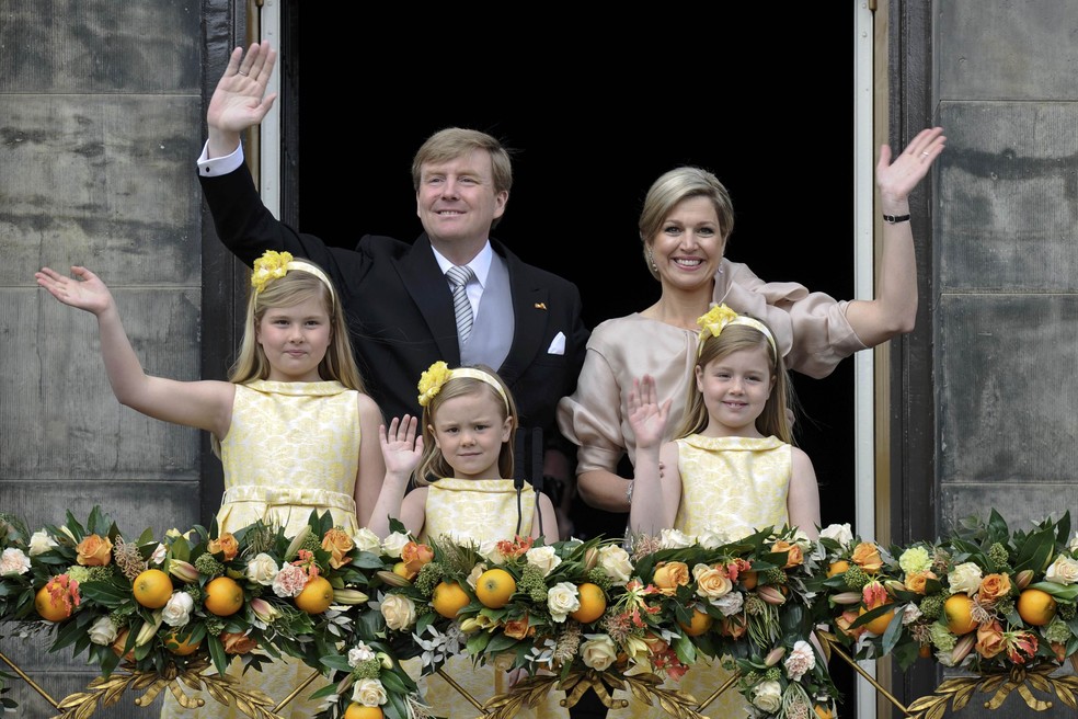 Rei da Holanda, Willem-Alexander, saúda a multidão no Palácio Real, ao lado de sua mulher, Máxima, e suas filhas Catharina-Amalia (esq.), Alexia (dir.) Ariane (centro) logo depois de sua coroação. — Foto: Reuters