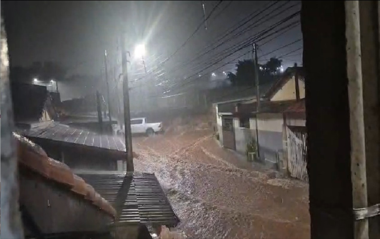 VÍDEO: chuva causa estragos e mobiliza a Defesa Civil em Itapeva