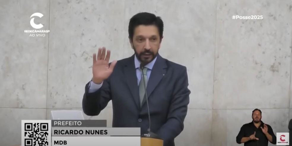 O prefeito Ricardo Nunes (MDB) faz juramento do cargo de prefeito de São Paulo para o mandato 2025-2028. — Foto: Reprodução/TV Câmara
